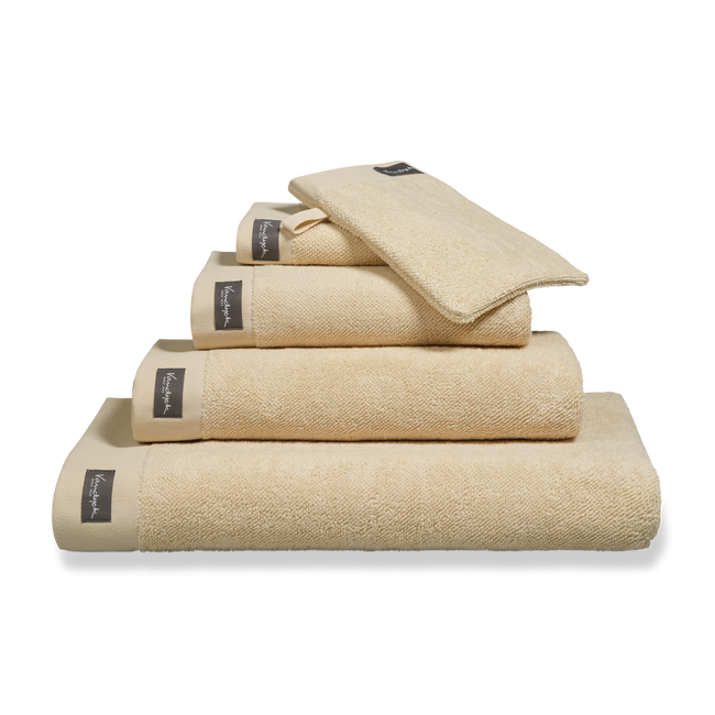 Home Towel bleached sand serie handdoeken zijn weldadige handdoeken met luxe borders gemaakt van 100% katoen (550 gr/mtr2). Door de zware kwaliteit hebben de handdoeken een goed absorptievermogen en voelen ze heerlijk zacht en soepel aan.