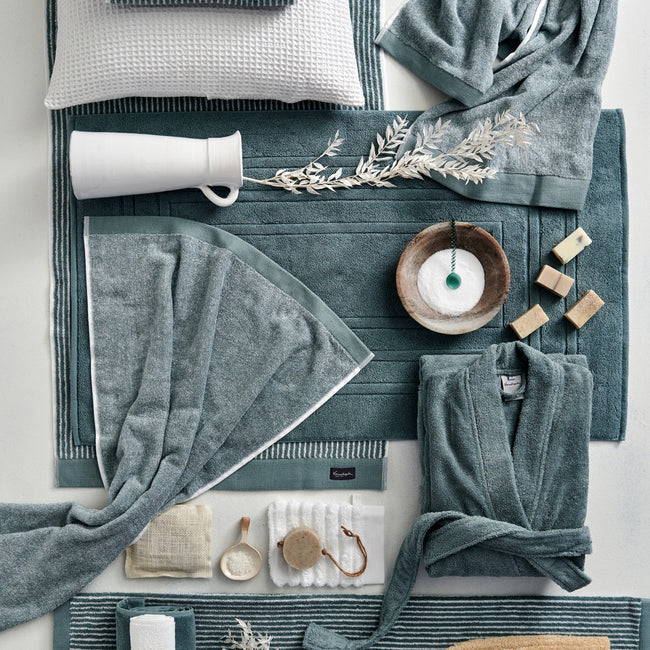 een top shot van handdoeken en badkamer accessoires in blauwe en witte kleuren