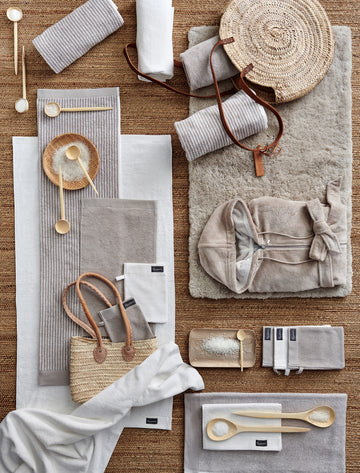 HOME MOULINE badgoed | white top shot van handdoeken, een badjas, een badmat en badkamer accessoires in witte en zand kleuren