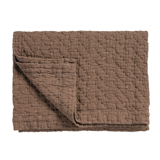 Pure 10 bedsprei in de kleur brownie heeft een licht gewatteerde look met zigzag stiksel in effen kleur