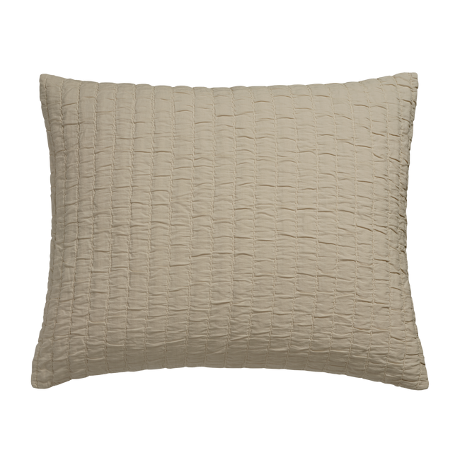 Met de Pure 64 in de kleur linen creëer je een oase van rust in je slaapkamer. Pure 64 is een garment dyed kussensloop. Het heeft een gewatteerde look in banen doorgestikt met een grof stiksel. 