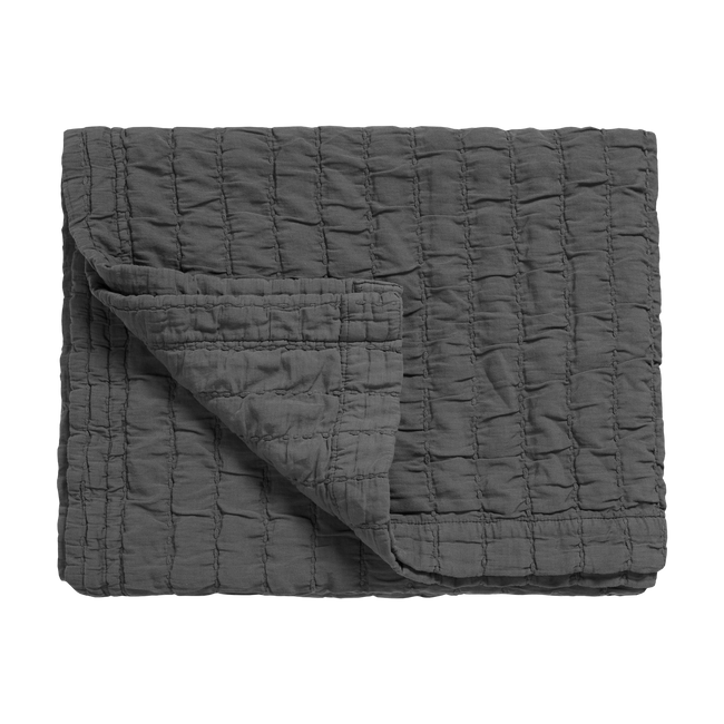 Met de Pure 64 in de kleur off black creëer je een oase van rust in je slaapkamer. Pure 64 is een garment dyed bedsprei met bijpassend kussensloop. Het heeft een gewatteerde look in banen doorgestikt met een grof stiksel. 