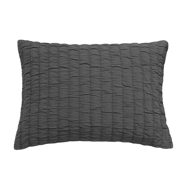 Met de Pure 64 in de kleur off black creëer je een oase van rust in je slaapkamer. Pure 64 is een garment dyed kussensloop. Het heeft een gewatteerde look in banen doorgestikt met een grof stiksel. 