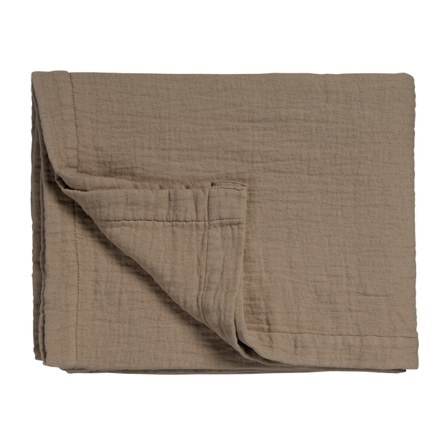 Pure 68 bedsprei in de kleur taupe heeft een licht geweven structuur en is gemaakt van 100% katoen.
