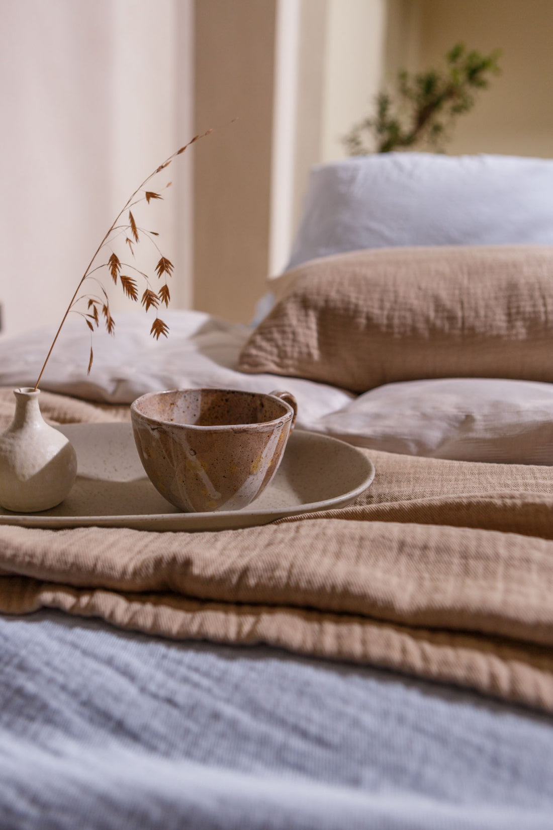 detail shot van een bed met een kopje thee in een rustige sfeer