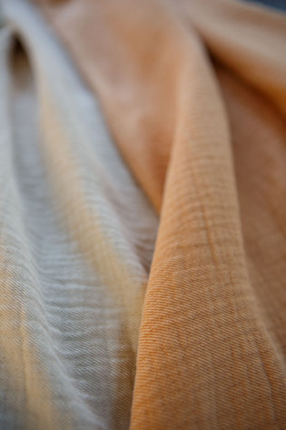 PURE 68 sprei | cream tan detail shot van een sprei in een oranje kleur en een beige kleur