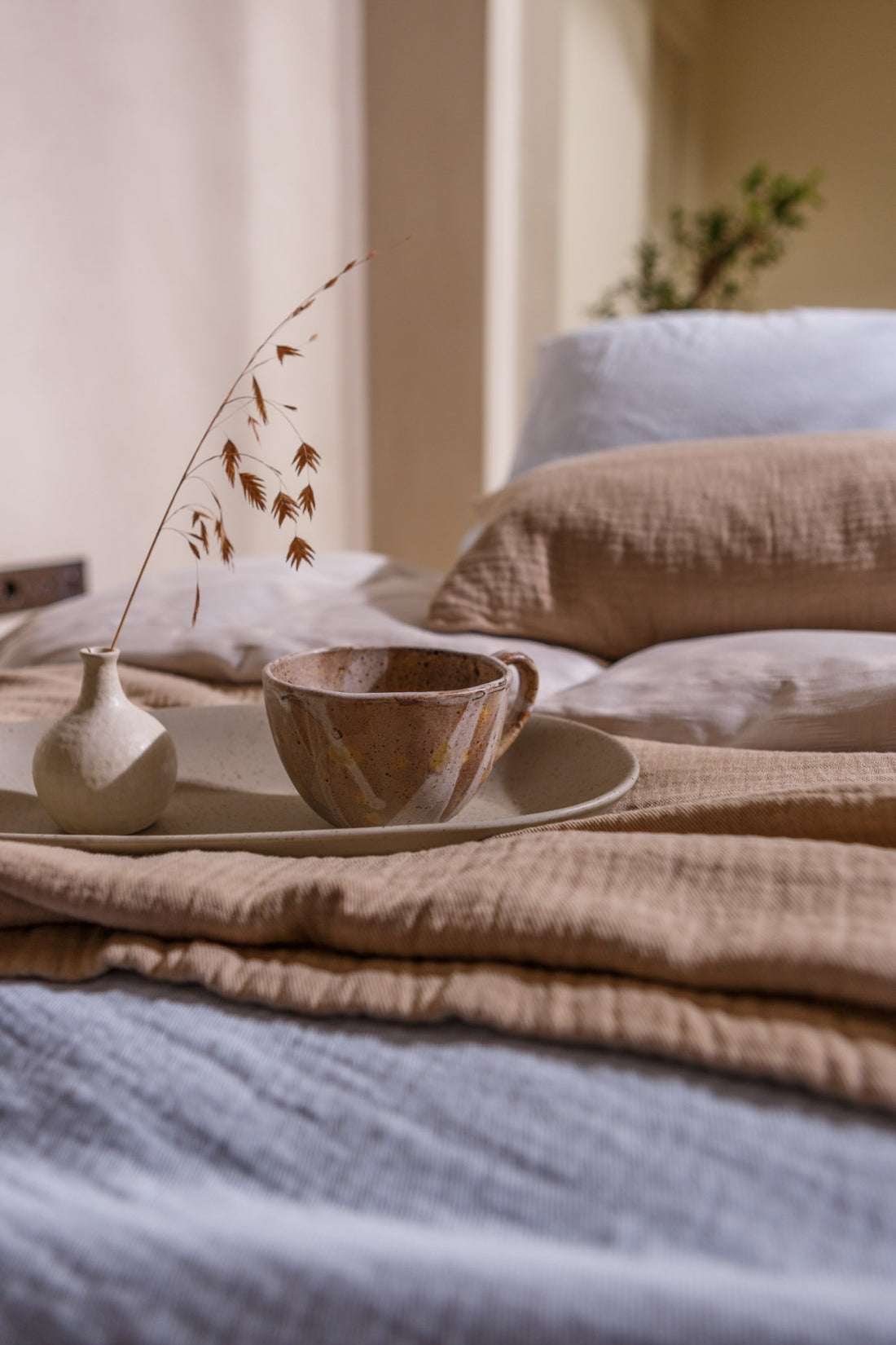 detail shot van een bed met een kopje thee in een rustige sfeer
