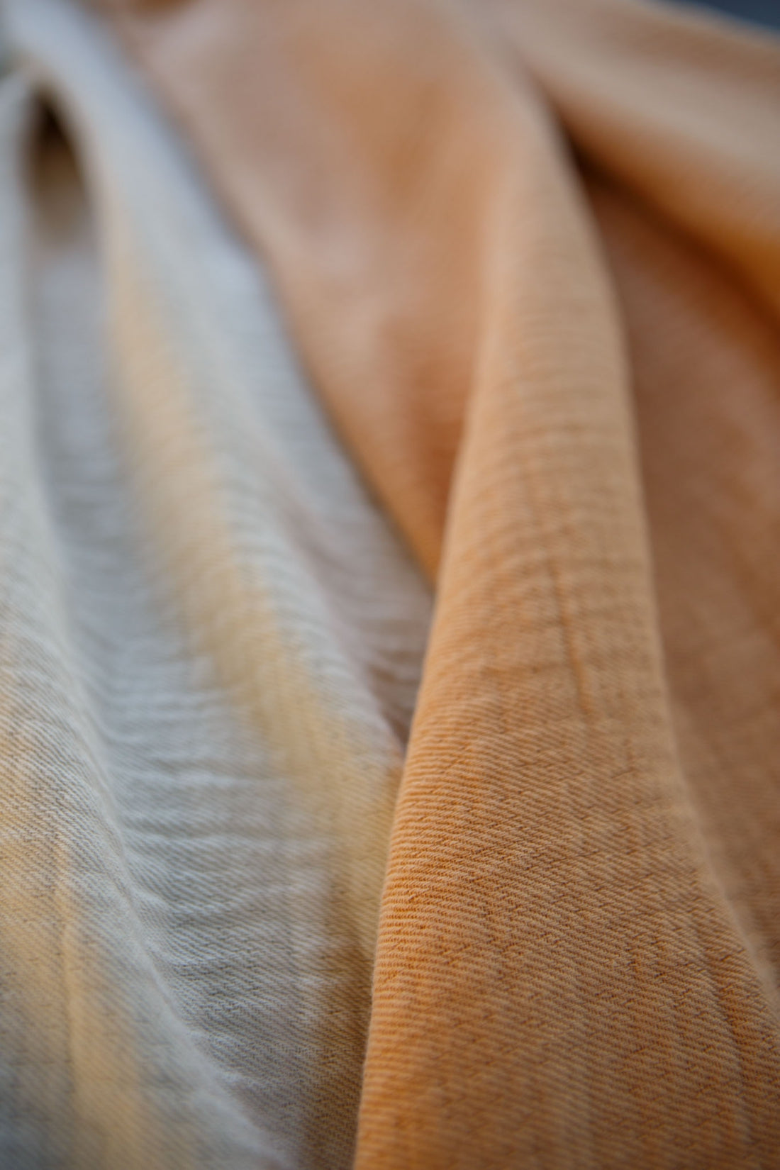 detail shot van een sprei in een oranje kleur