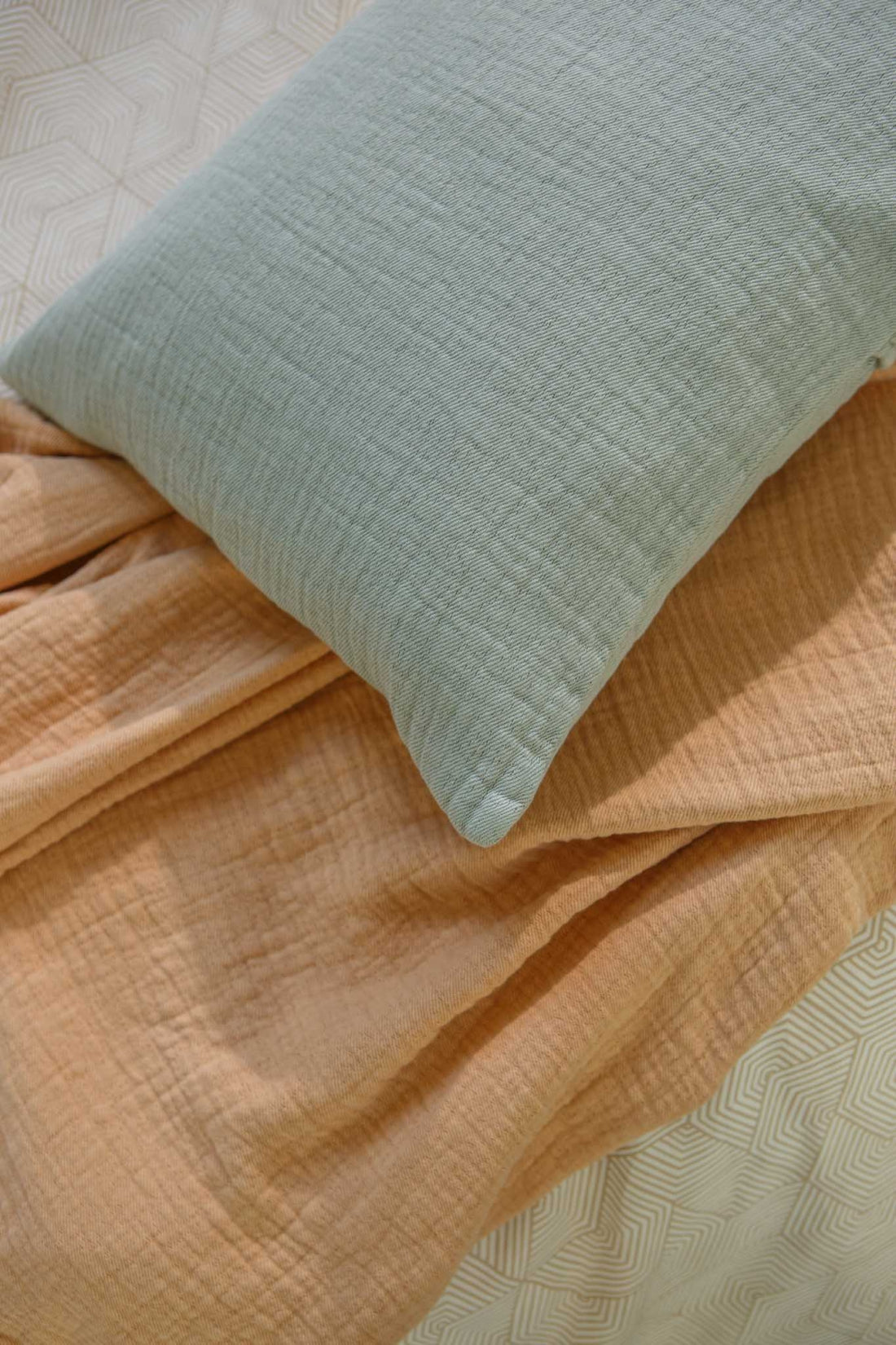 Pure 68 bedsprei in de kleur smoke green heeft een licht geweven structuur en is gemaakt van 100% katoen.
