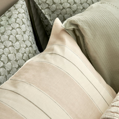 detail shot van een kussenslopen in beige en groene kleuren