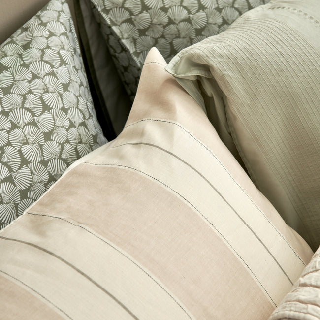 detail shot van een kussenslopen in beige en groene kleuren