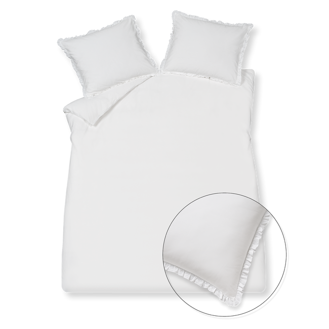 Pure 83 linen dekbedovertrek is aan beide kanten effen beige. De kussens zijn ook beige met ruches langs de zijkanten. Pure 83 linen dekbedovertrek van Vandyck is een perfecte basic in je slaapkamer. Dit dekbedovertrek is ook beschikbaar in de kleur wit en blush roze. Dit 100% percale katoen dekbedovertrek biedt een comfortabele slaapervaring dankzij de fijne textuur en koele eigenschap.