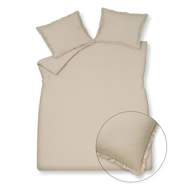 Pure 83 linen dekbedovertrek is aan beide kanten effen beige. De kussens zijn ook beige met ruches langs de zijkanten