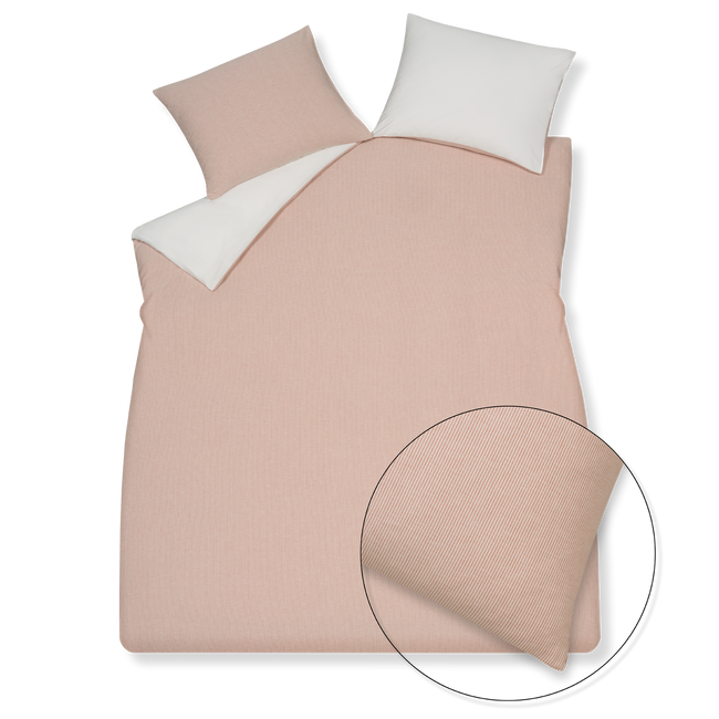 Pure 89 sepia pink dekbedovertrek heeft hele fijne roze met witte strepen. De achterkant van het dekbedovertrek is effen wit. De kussens hebben ook aan de ene kant strepen en aan de andere kant zijn ze effen wit.