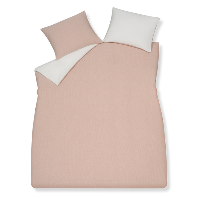 Pure 89 sepia pink dekbedovertrek heeft hele fijne roze met witte strepen. De achterkant van het dekbedovertrek is effen wit. De kussens hebben ook aan de ene kant strepen en aan de andere kant zijn ze effen wit.