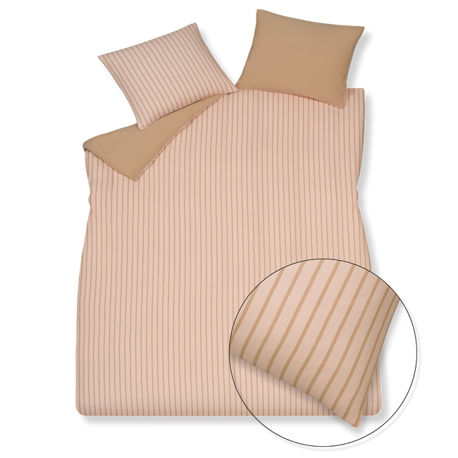 Pure 92 sepia pink dekbedovertrek heeft praline strepen op een zacht roze achtergrond, gemaakt van een combinatie van bamboe en katoen. De achterkant van het dekbedovertrek is effen praline,  gemaakt van katoensatijn. De kussens hebben aan de voorkant de strepen en aan de andere kant is het effen praline.