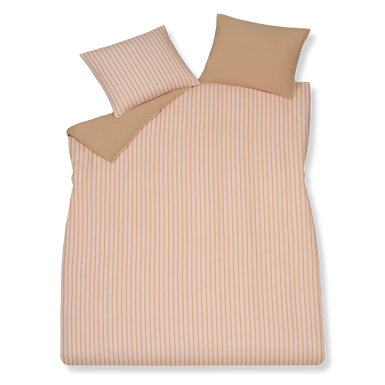 Pure 92 sepia pink dekbedovertrek heeft praline strepen op een zacht roze achtergrond, gemaakt van een combinatie van bamboe en katoen. De achterkant van het dekbedovertrek is effen praline,  gemaakt van katoensatijn. De kussens hebben aan de voorkant de strepen en aan de andere kant is het effen praline.
