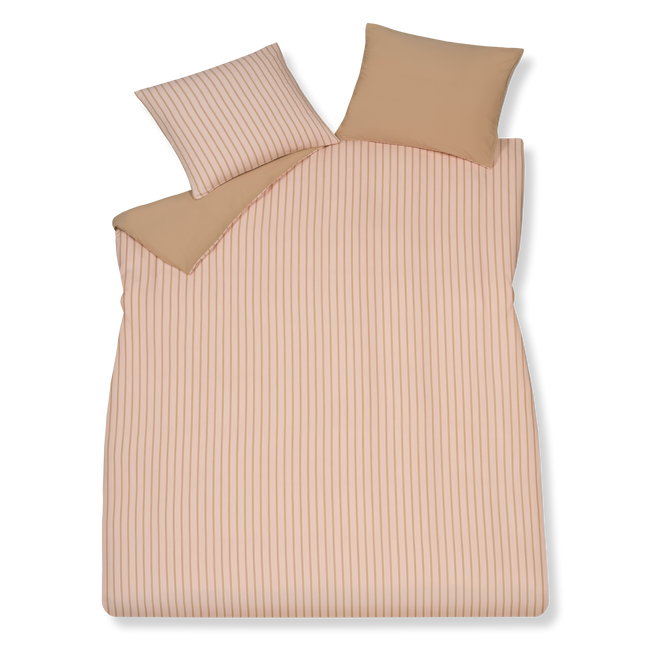 Pure 92 sepia pink dekbedovertrek heeft praline strepen op een zacht roze achtergrond, gemaakt van een combinatie van bamboe en katoen. De achterkant van het dekbedovertrek is effen praline,  gemaakt van katoensatijn. De kussens hebben aan de voorkant de strepen en aan de andere kant is het effen praline.
