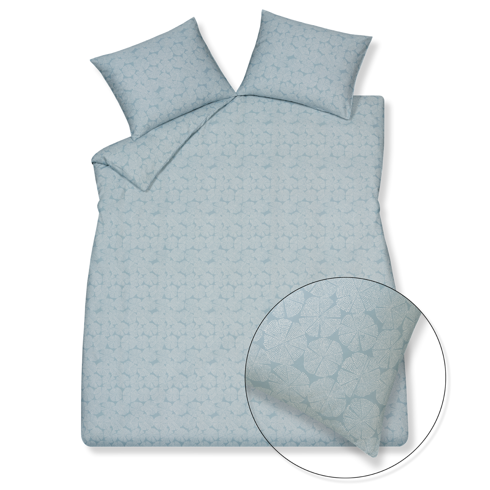 Pure 93 powder blue dekbedovertrek heeft een patroon met cirkels die uit partjes bestaan en gevormd worden door kleine witte stipjes op een lichtblauwe achtergrond. De achterkant van het dekbedovertrek heeft hetzelfde patroon. De kussens hebben ook aan allebei de kanten hetzelfde patroon.