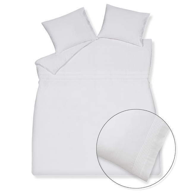 Purity Portofino white dekbedovertrek heeft een double piping rand op de bovenkant van het dekbedovertrek. De achterkant van het dekbedovertrek is effen en de kussens hebben hetzelfde double piping details.