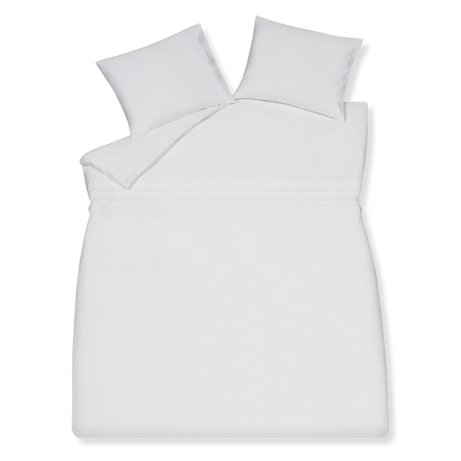 Purity Portofino white dekbedovertrek heeft een double piping rand op de bovenkant van het dekbedovertrek. De achterkant van het dekbedovertrek is effen en de kussens hebben hetzelfde double piping details.