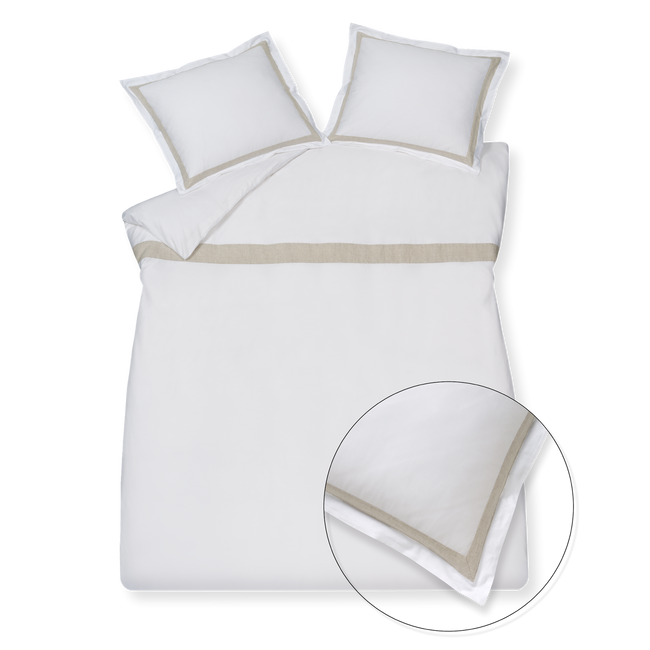 Purity Capri white dekbedovertrek heeft heeft aan de bovenkant een beige streep op een witte achtergrond