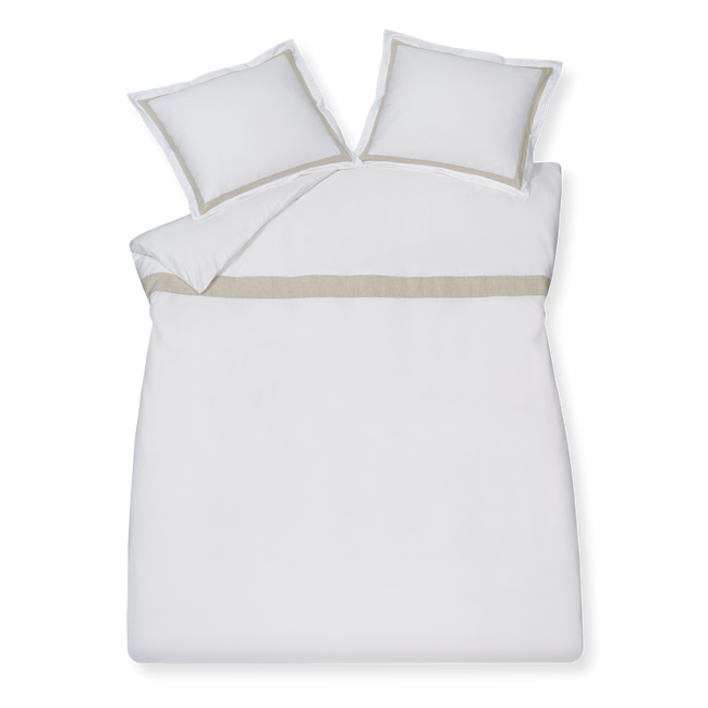 Purity Capri white dekbedovertrek heeft heeft aan de bovenkant een beige streep op een witte achtergrond