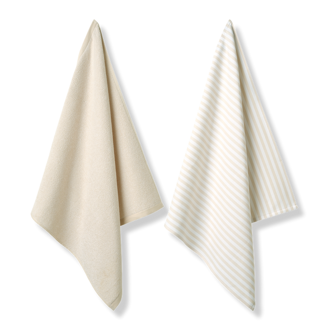 Pure Kitchen desert keukengoed is de ideale droogmaker in de keuken, voor handen én de afwas.De set omvat een theedoek met streepdessin en een handdoek met een moulinedessin, beide vervaardigd uit 100% katoen met uitstekend absorptievermogen.