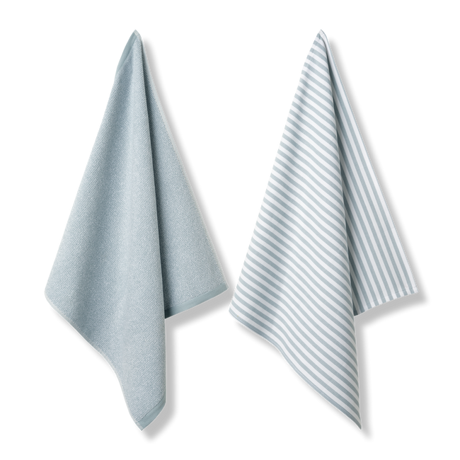 Pure Kitchen pearl blue keukengoed is de ideale droogmaker in de keuken, voor handen én de afwas.De set omvat een theedoek met streepdessin en een handdoek met een moulinedessin, beide vervaardigd uit 100% katoen met uitstekend absorptievermogen.