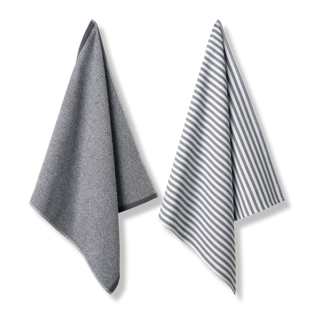 Pure Kitchen off black keukengoed is de ideale droogmaker in de keuken, voor handen én de afwas.De set omvat een theedoek met streepdessin en een handdoek met een moulinedessin, beide vervaardigd uit 100% katoen met uitstekend absorptievermogen.
