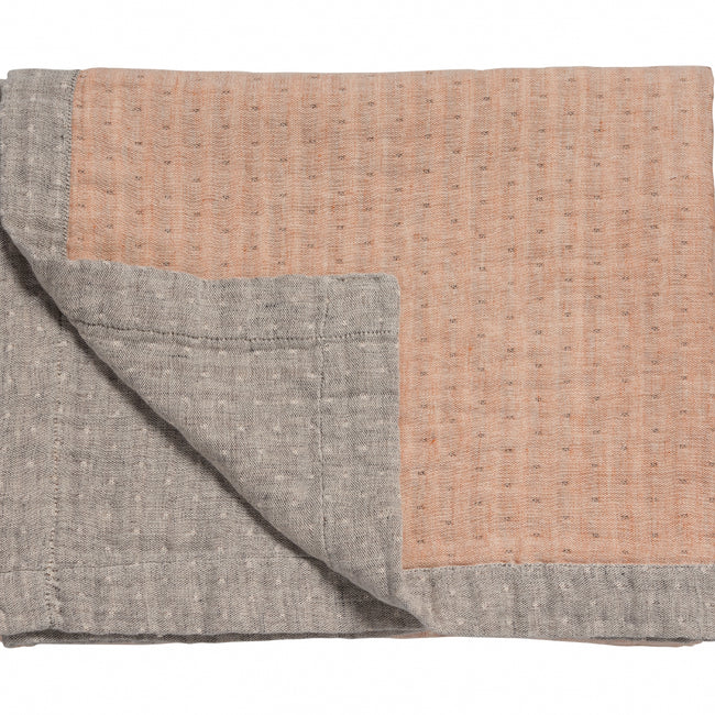 Pure 45 bedsprei in de kleur brick dust heeft een licht geweven structuur en is aan twee kanten te gebruiken. Pure 45 bedsprei van Vandyck is gemaakt van 28% linen en 72% katoen.