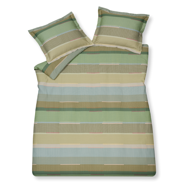 Optimist smoke green dekbedovertrek heeft brede horizontale stroken en verticale lijnen in verschillende tinten groen, bruin, blauw, geel, roze en rood. De achterkant van het dekbedovertrek heeft dezelfde print net als de kussens