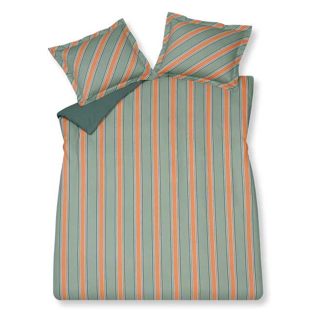 Preppy Stripe smoke green dekbedovertrek heeft brede oranje en groene stroken met fijne donkergroene en witte lijnen ertussen. De achterkant van het dekbedovertrek is effen donkergroen