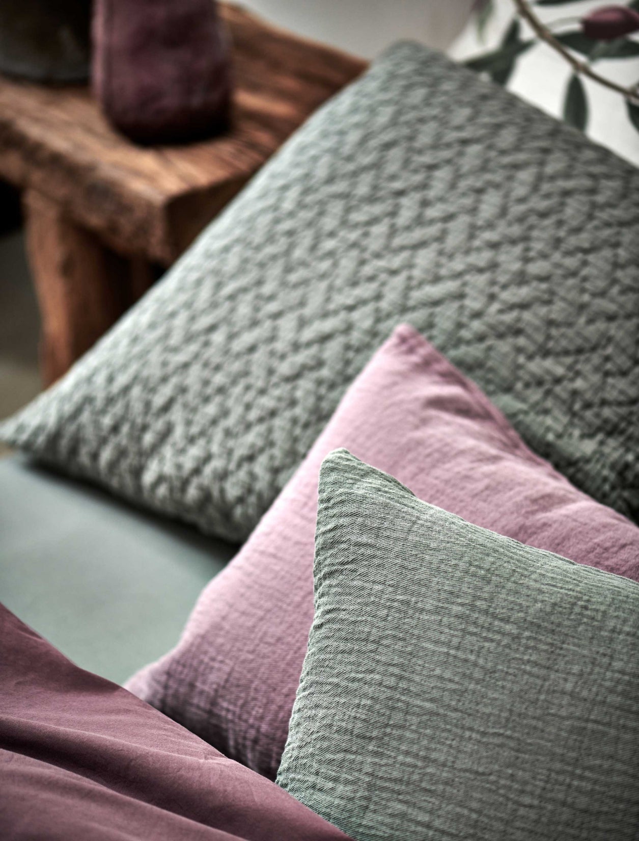 detail shot van sierkussens in groene en paarse kleuren