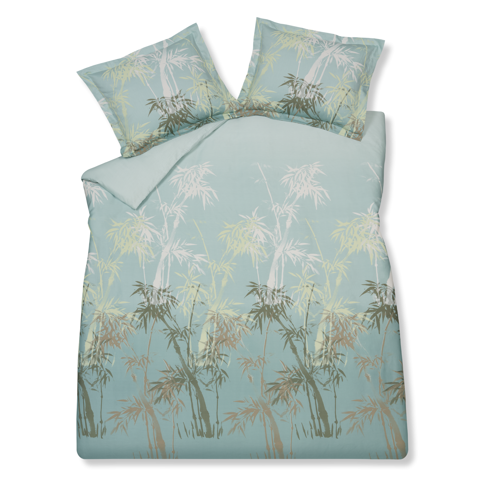 Palm Paradise thyme dekbedovertrek heeft silhouetten van palmbomen in bruin, beige, groen en wit op een lichtblauwe achtergrond. De achterkant van het dekbedovertrek heeft dezelfde print. De kussens hebben aan beide kanten palmbomen.
