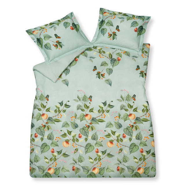 Fruit Garden light green dekbedovertrek heeft takken met bladeren, roze bloemen, vruchten en bessen. Op de lichtgroene achtergrond zijn heel lichtjes smalle bladeren te zien