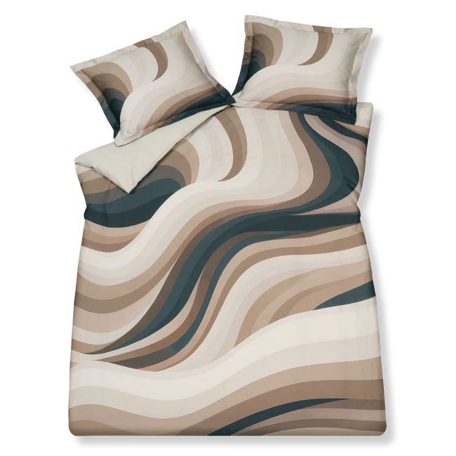 Espresso Lane multi dekbedovertrek heeft golvende lijnen in verschillende tinten beige en bruin. De achterkant van het dekbedovertrek is effen cream tan kleur. De kussens hebben aan beide zijden een gedeelte van het partoon. 