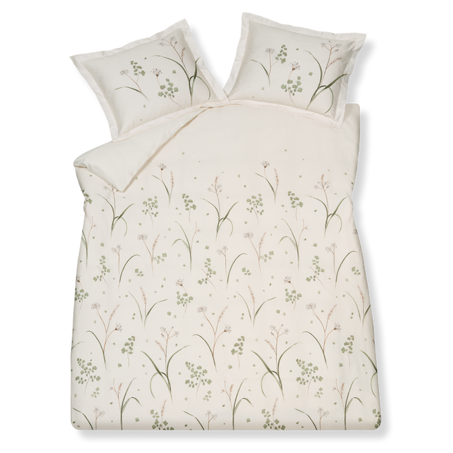 Mellow Bloom cream tan dekbedovertrek heeft hier en daar takjes met uitgebloeide bloemen en ginkgo bladeren op een ivoorkleurige achtergrond. De achterkant van het dekbedovertrek is effen ivoorkleurig. De kussens hebben aan beide zijden in het midden van elk een takje.