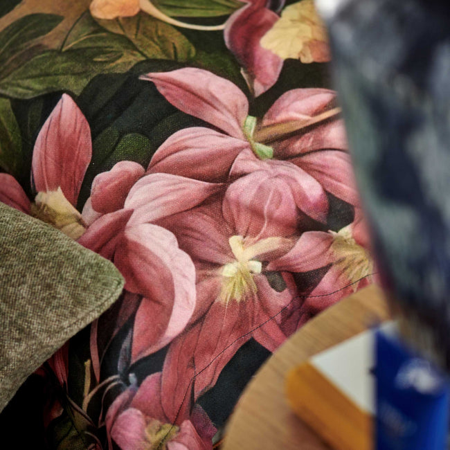 detail shot van een dekbedovertrek in een groene kleur met roze bloemen