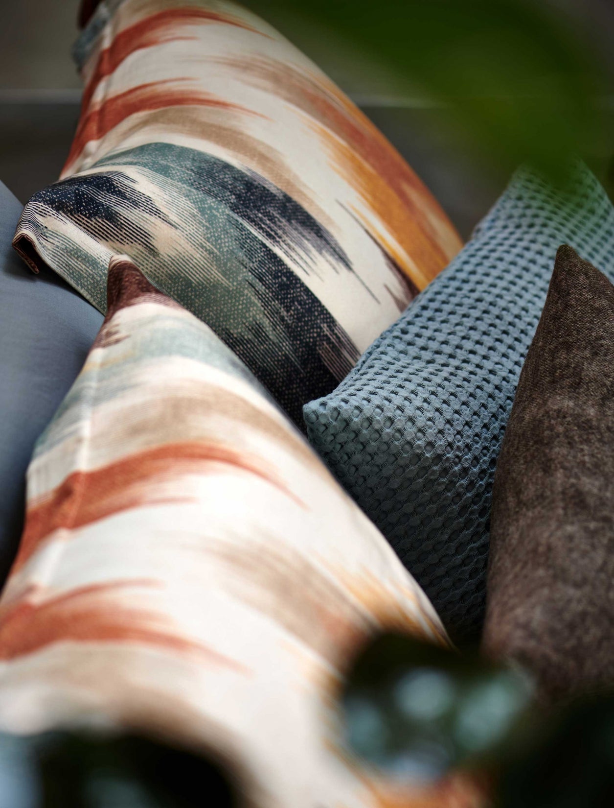 detail shot van hoofdkussens in een print met blauwe en oranje kleuren