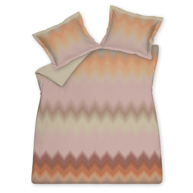 Dynamic multi dekbedovertrek heeft zigzaglijnen in verschillende tinten oranje, rood, roze en beige. De lijnen zijn onderin scherp en worden steeds waziger, waardoor de kleuren ook in elkaar over lijken te lopen. De achterkant van het dekbedovertrek is effen beige.