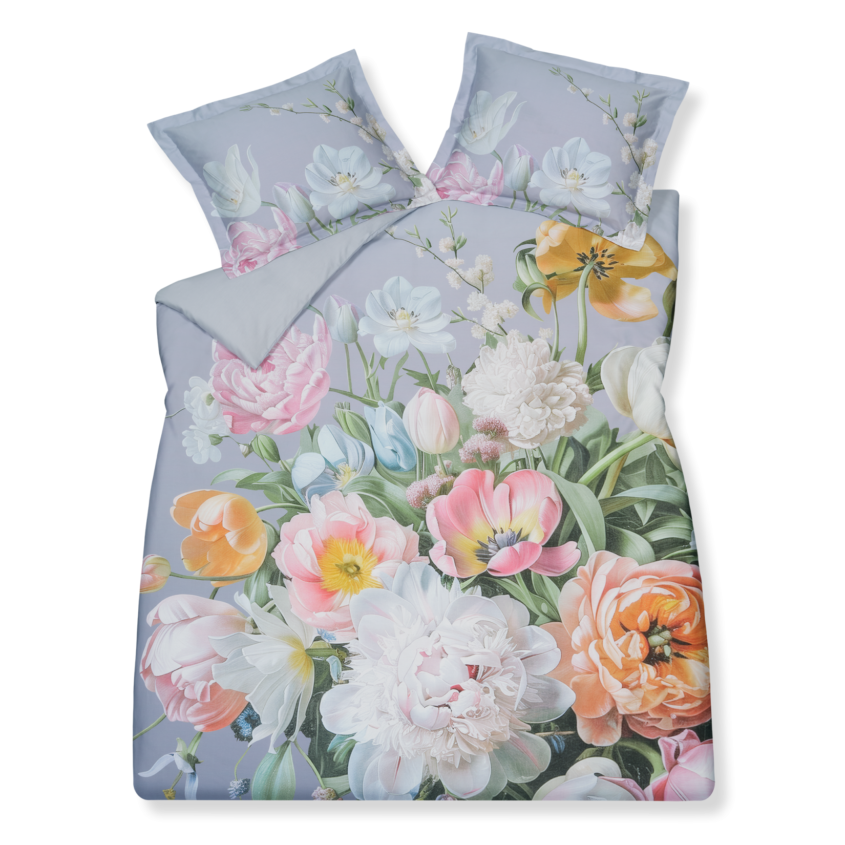 Fleur Festive lavender blue dekbedovertrek heeft hele grote bloemen in lichte pasteltinten in blauw, roze en oranje schakeringen op een blauw / paarse achtergrond. De achterkant van het dekbedovertrek is effen beige. De kussens hebben aan beide kanten een paar bloemen en een bloesemtak.