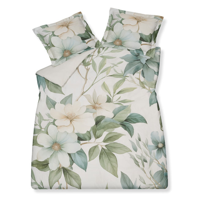 Greenscape thyme dekbedovertrek heeft grote bloemen met creme en blauwe tinten met groene bladeren op een off white achtergrond. De achterkant van het dekbedovertrek is effen off white.