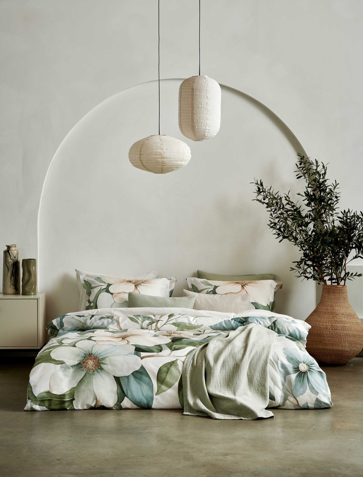Greenscape thyme dekbedovertrek heeft grote bloemen met creme en blauwe tinten met groene bladeren op een off white achtergrond. De achterkant van het dekbedovertrek is effen off white.