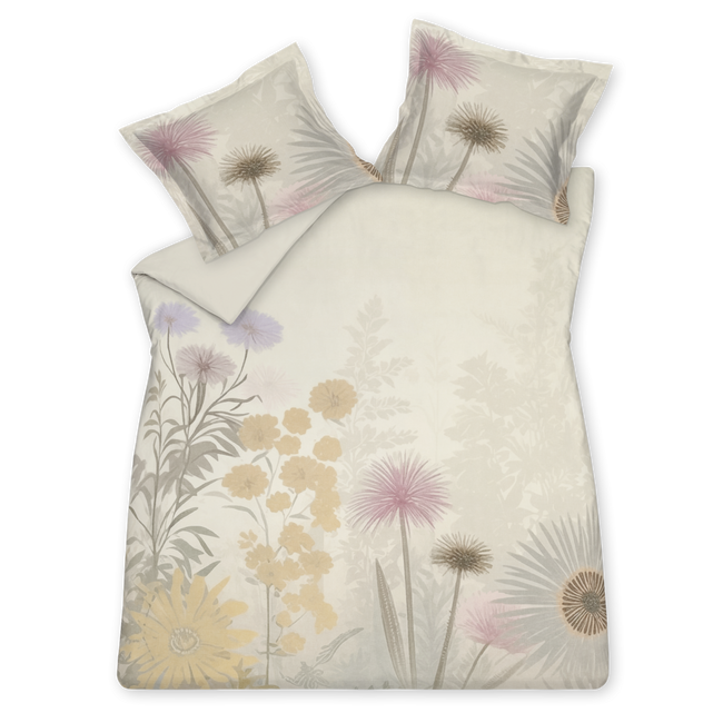 Midsummer Night multi dekbedovertrek heeft getekende bloemen en takken in pasteltinten geel, roze, paars en groen op een taupe achtergrond. De achterkant van het dekbedovertrek is effen taupe. De kussens hebben aan beide kanten twee bloemen aan de linkerkant met schaduwen van bladeren op de achergrond.