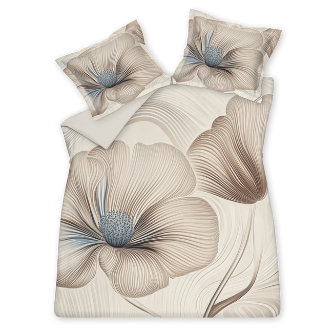 Royal Garden cream tan dekbedovertrek heeft enorme bloemen waarvan de bladeren gevormd zijn door lijnen en het hart van de bloem door blauwe stippen op een licht beige achtergrond met golvende lijnen.