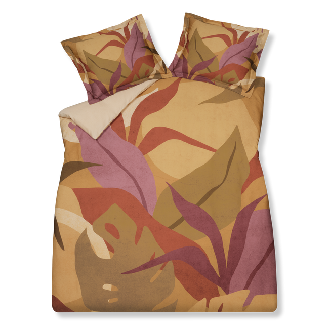 Sunset Nights multi dekbedovertrek heeft verschillende soorten bladeren in een abstracte tekenstijl in bruin, roze en rood. De achterkant van het dekbedovertrek is effen beige. De kussens hebben een kleinere versie van de bladeren.