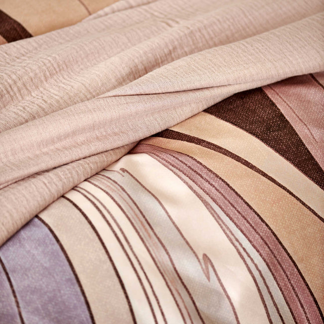 Swirls moonscape dekbedovertrek heeft een abstracte versie van een marmerpatroon met paars, roze en bruine tinten. De achterkant van het dekbedovertrek is effen offwhite. De kussens hebben aan beide zijden hetzelfde patroon. 