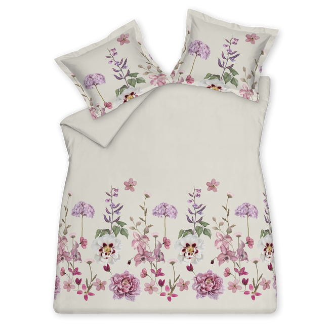 Violet Garden offwhite dekbedovertrek heeft allerlei bloemen in verschillende tinten paars en roze met groene blaadjes op een offwhite achtergrond. De achterkant van het dekbedovertrek is effen offwhite. De kussens hebben aan beide zijden een aantal bloemen.