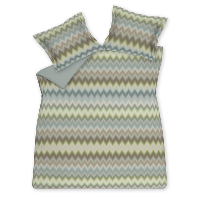 Wavy Wonder thyme dekbedovertrek heeft zigzaglijnen in verschillende tinten groene, blauwe en beige. De achterkant van het dekbedovertrek is effen thyme groen. De kussens hebben aan beide zijdkanten dezelfde zigzaglijnen.